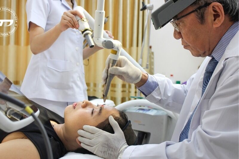 Bác sĩ Trần Thịnh trực tiếp điều trị laser cho bệnh nhân