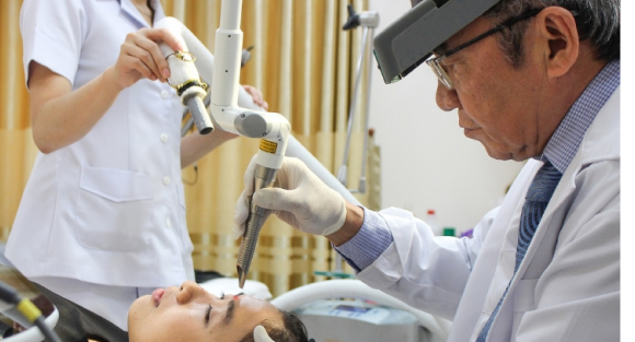 Bác sĩ Trần Thịnh thực hiện điều trị Laser Fotona 4D cho bệnh nhân